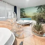 T2 Rénové Avec Balcon Et Parking Privé à 2 Pas Du Port Santa Lucia Saint-Raphaël
