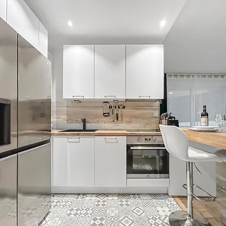 T2 Rénové Avec Balcon Et Parking Privé à 2 Pas Du Port Santa Lucia * Saint-Raphaël